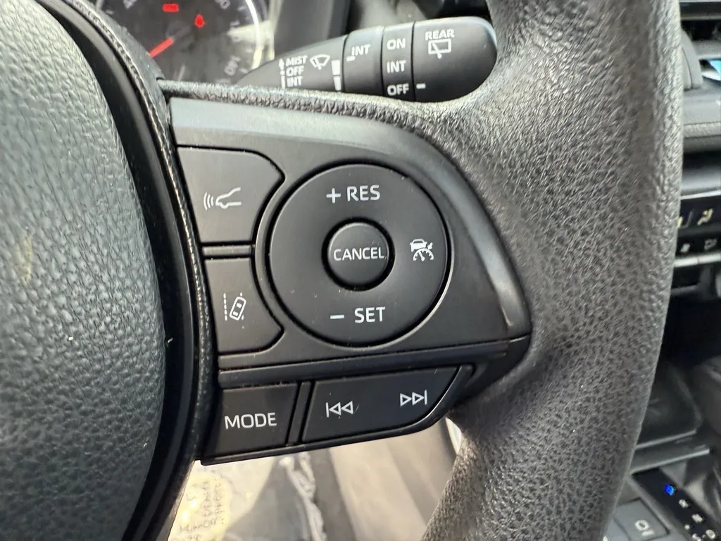 2021 Toyota RAV4 XLE photo 4