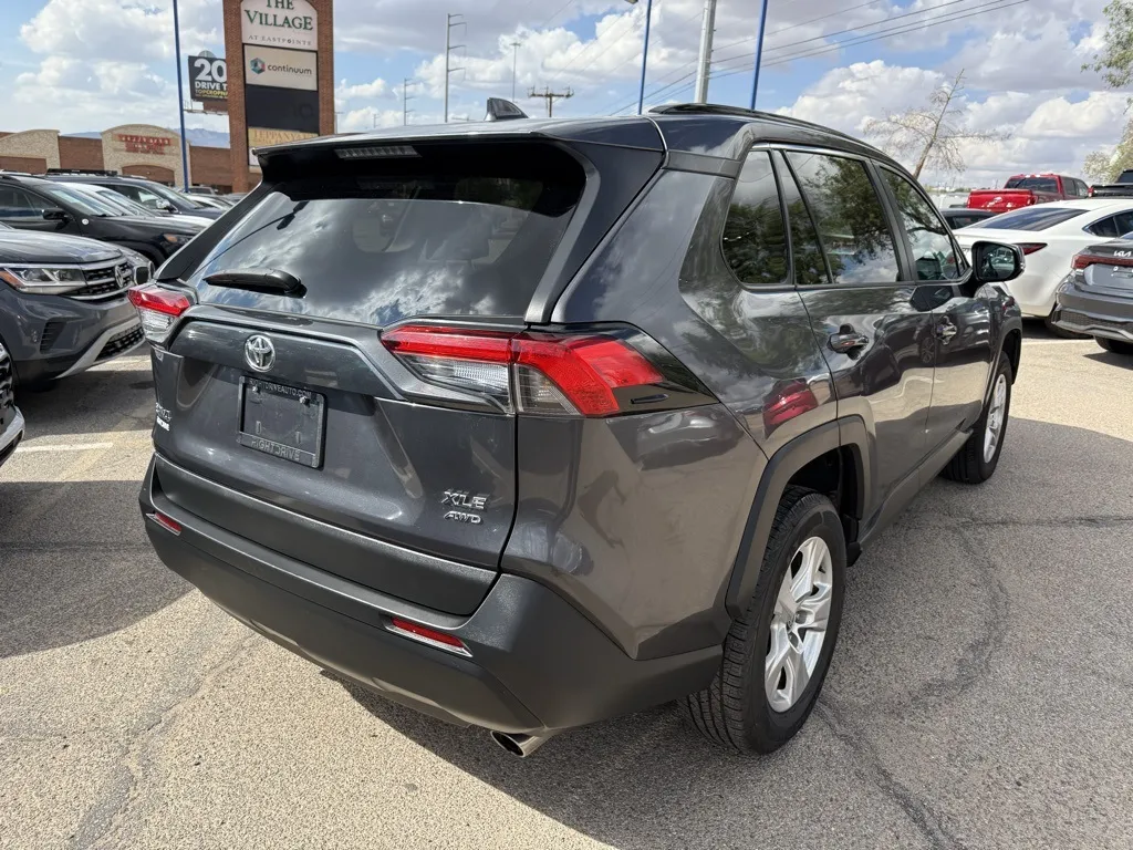 2021 Toyota RAV4 XLE photo 2