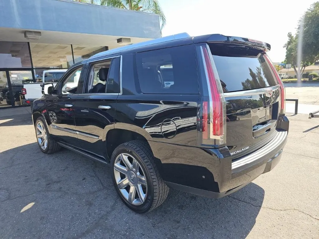 2020 Cadillac Escalade Premium Luxury photo 3