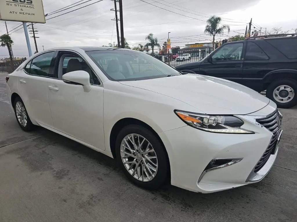 2017 Lexus ES 350 photo 4