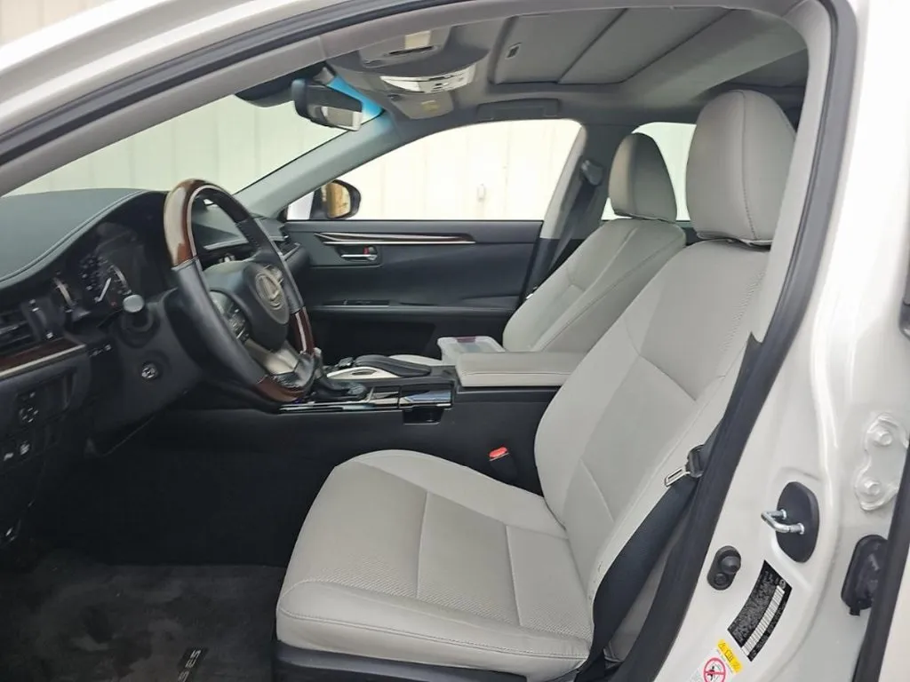 2017 Lexus ES 350 photo 3