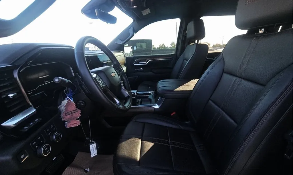 2023 Chevrolet Silverado 1500 High Country photo 2