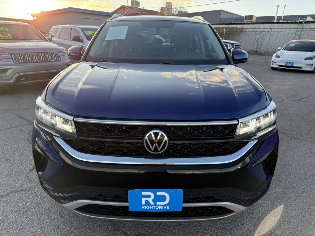 2022 Volkswagen Taos SE photo 2