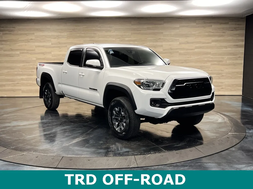 2022 Toyota Tacoma SR5's photo