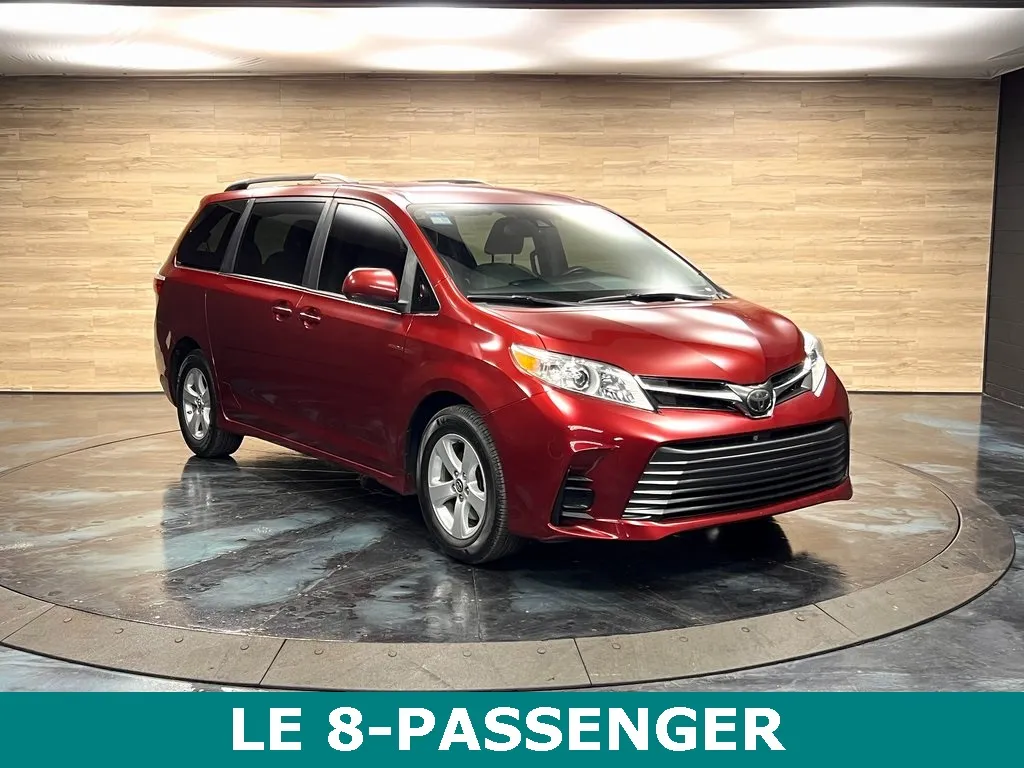 2019 Toyota Sienna LE's photo