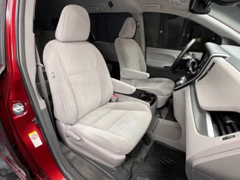 More photos of 2019 Toyota Sienna LE at Parkline Motors, UT