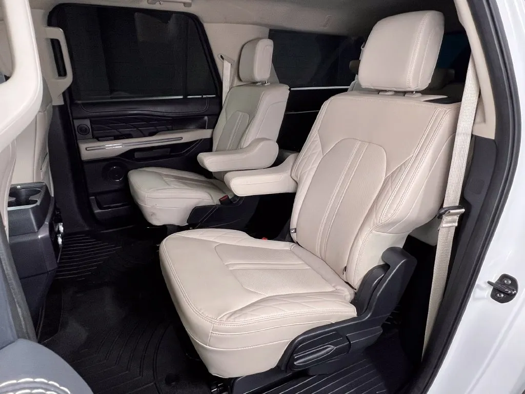 Ford Expedition MAX photo 22