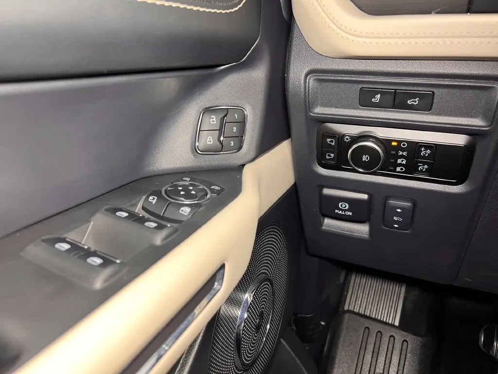 Ford Expedition MAX photo 16