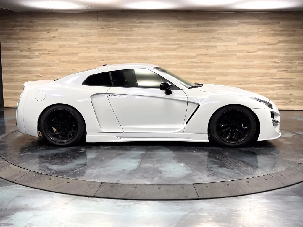 Nissan GT-R photo 10