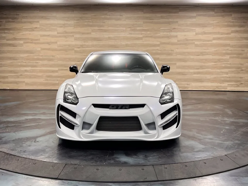 Nissan GT-R photo 4