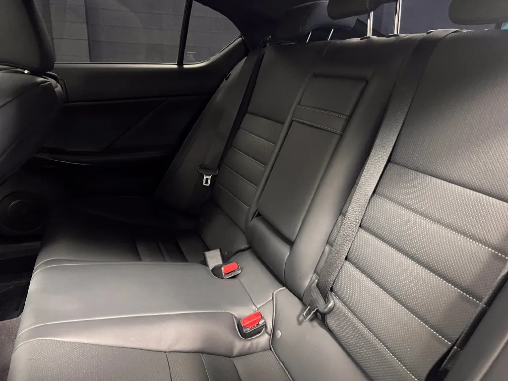 Lexus IS photo 14