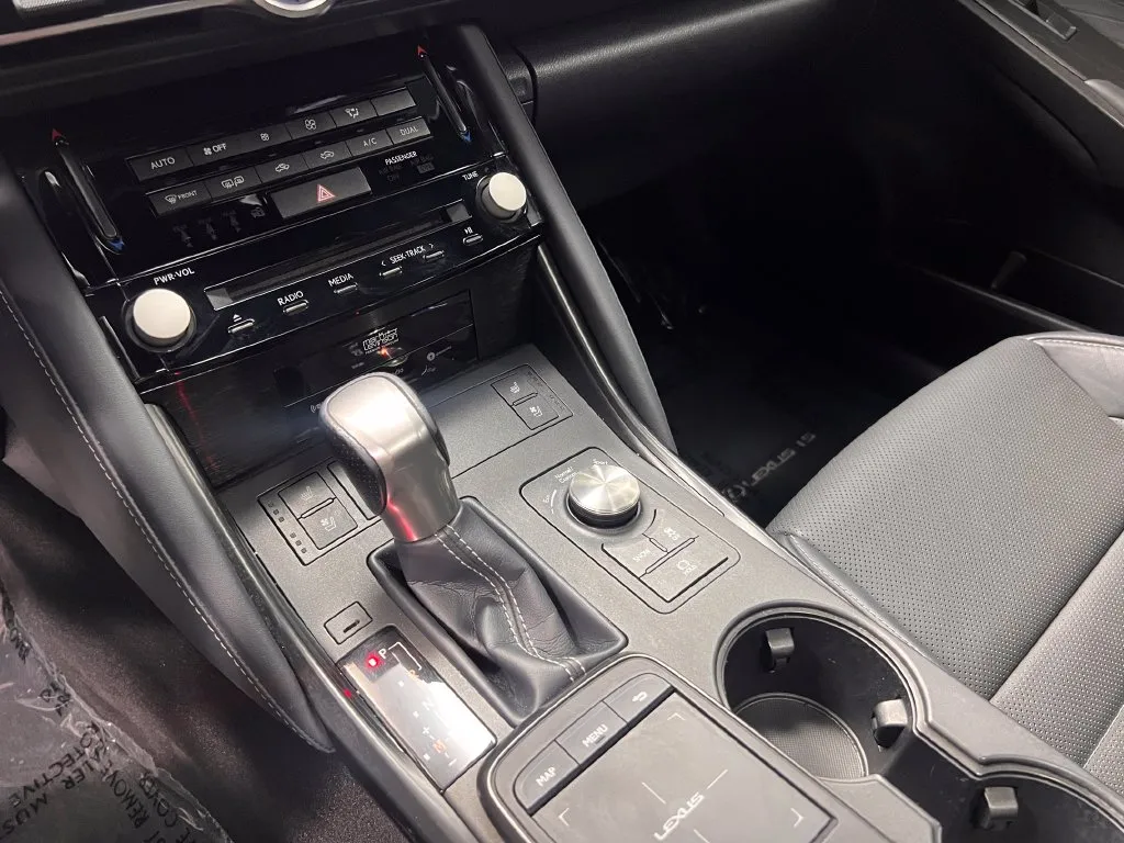 Lexus IS photo 12