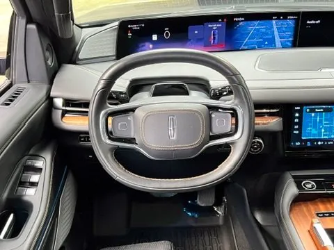 Lincoln Navigator L photo 25