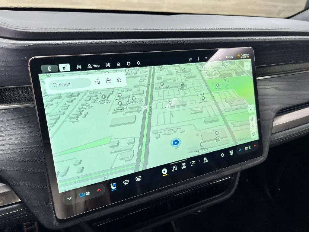 Rivian R1S photo 16