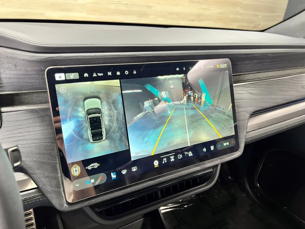 Rivian R1S photo 17
