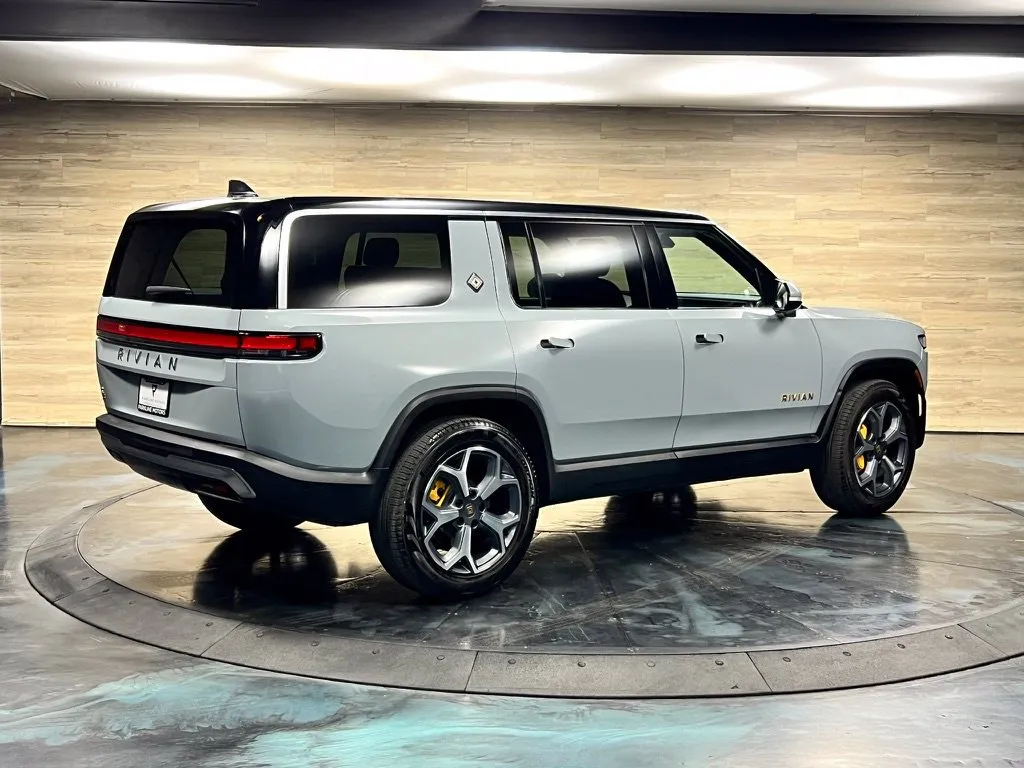 Rivian R1S photo 15