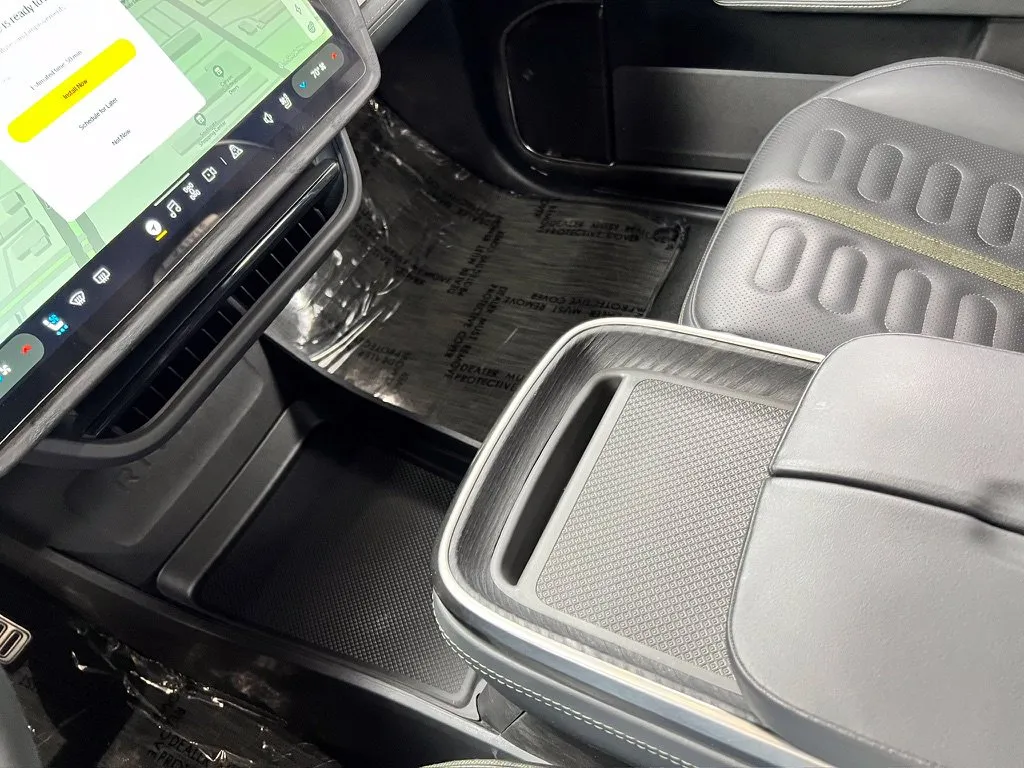 Rivian R1S photo 23