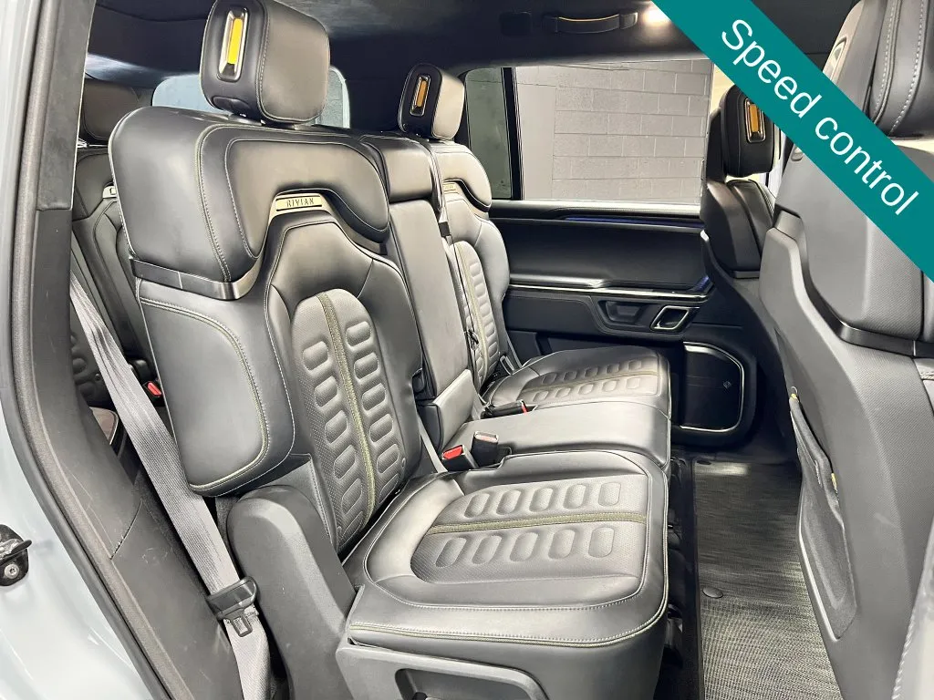 Rivian R1S photo 10