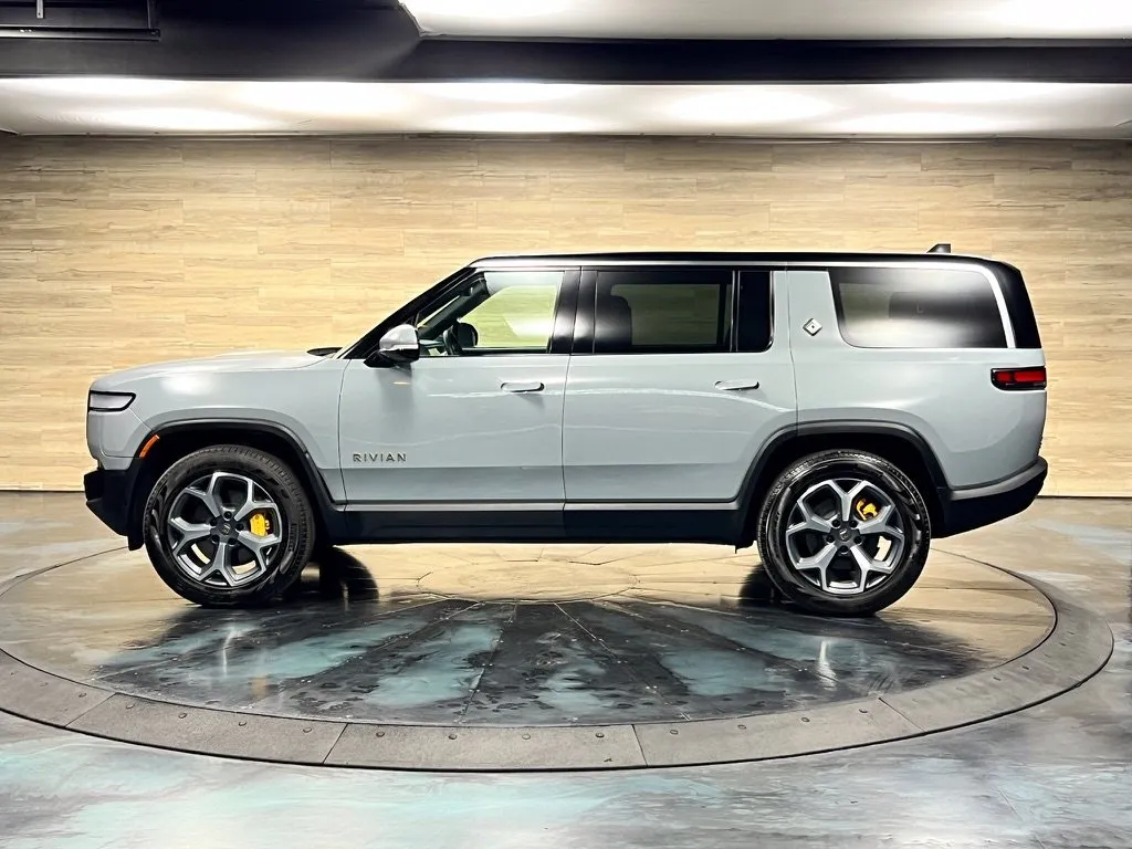Rivian R1S photo 25