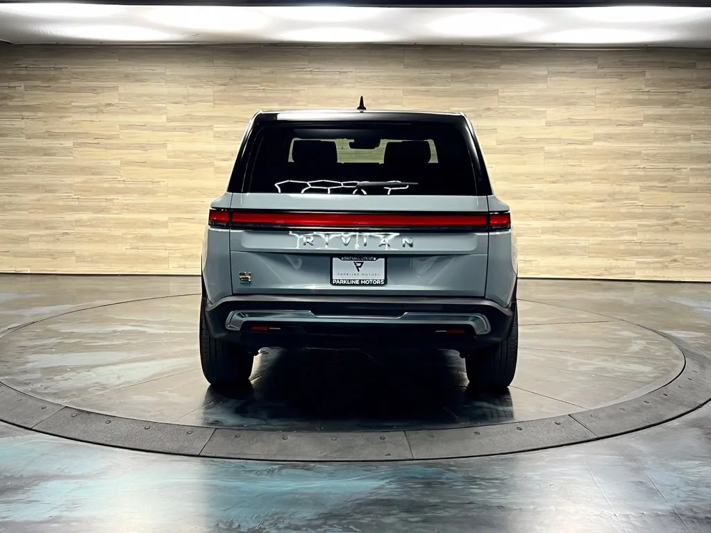 Rivian R1S photo 19