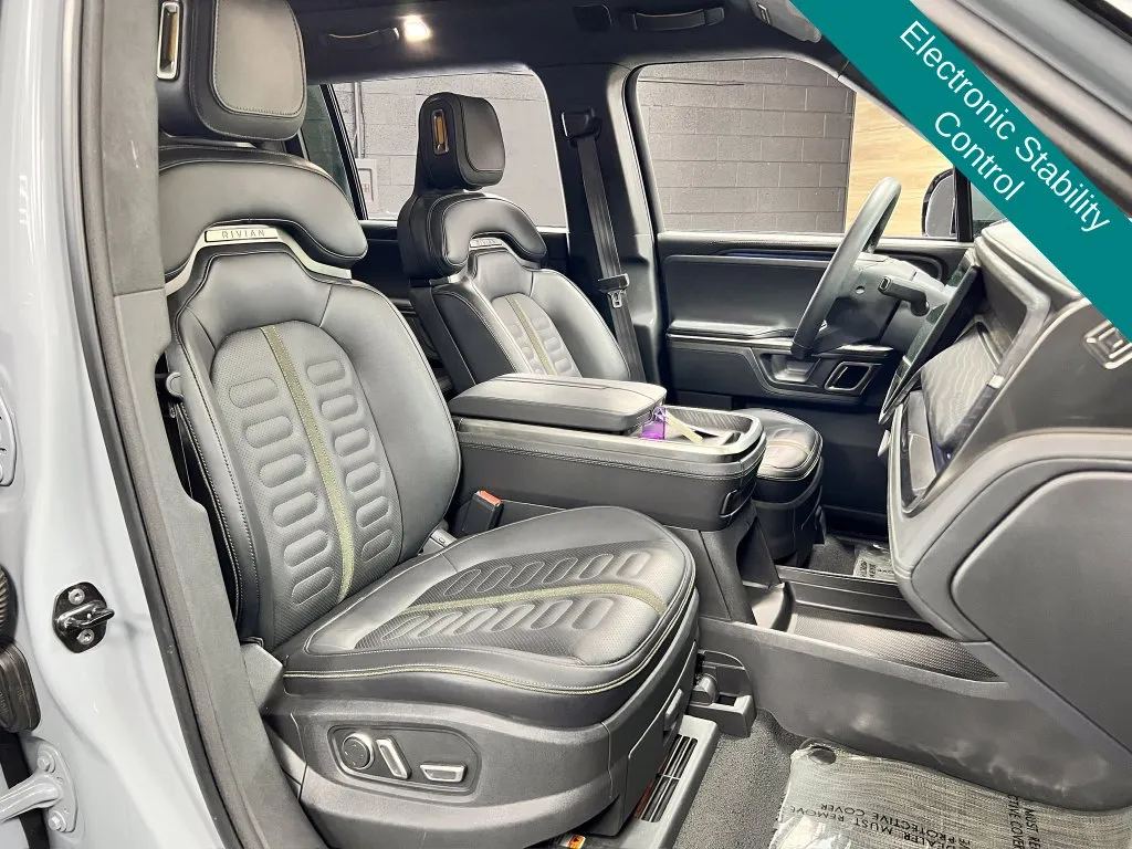 Rivian R1S photo 7
