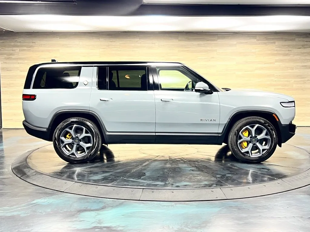 Rivian R1S photo 22