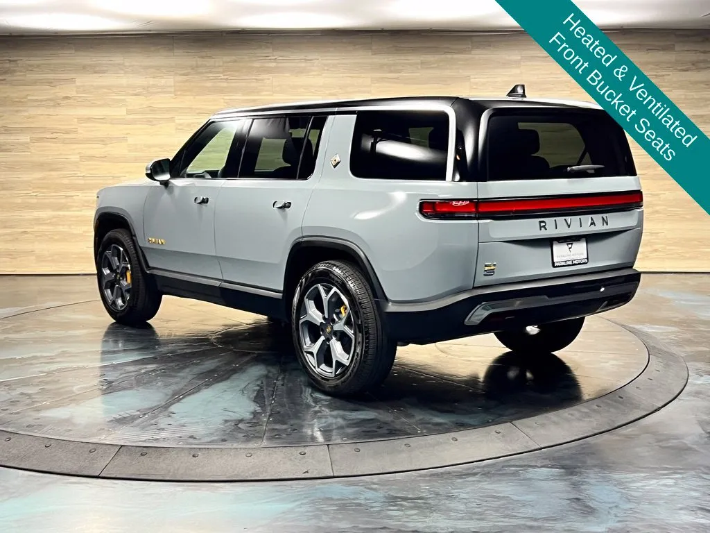 Rivian R1S photo 12