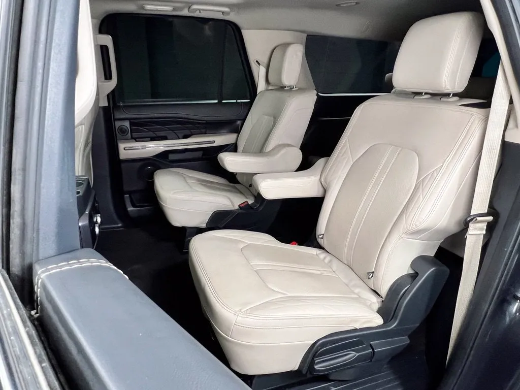 Ford Expedition MAX photo 16