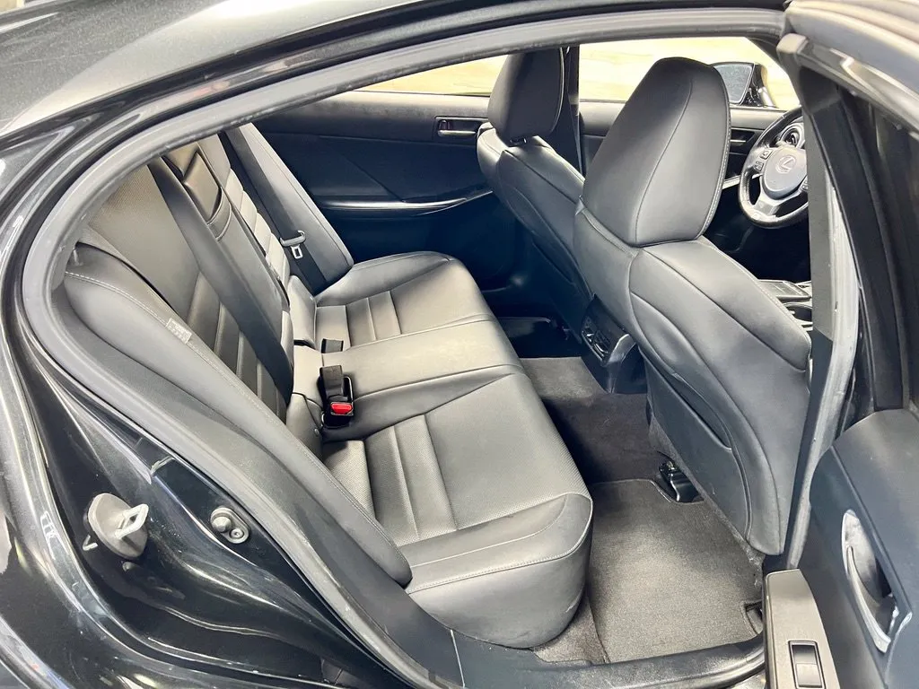 Lexus IS photo 18