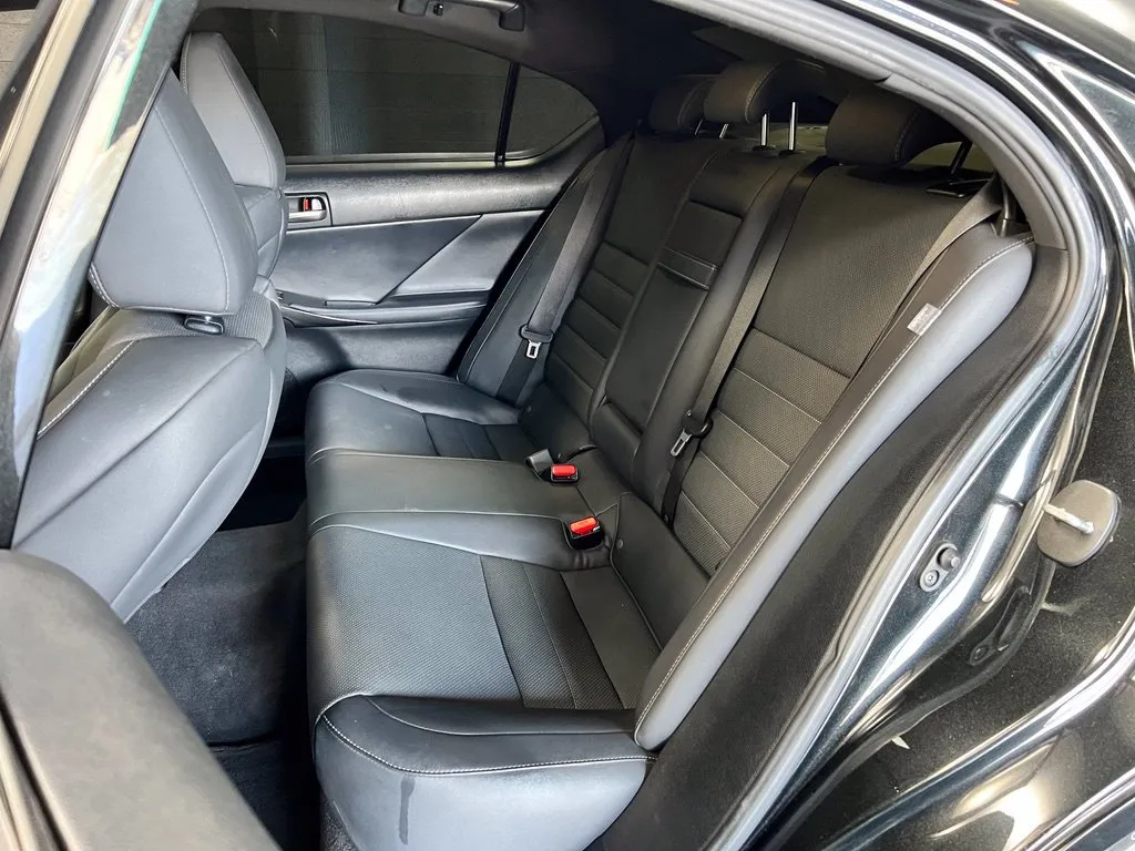 Lexus IS photo 17