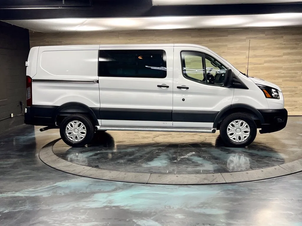 Ford Transit-250 photo 20