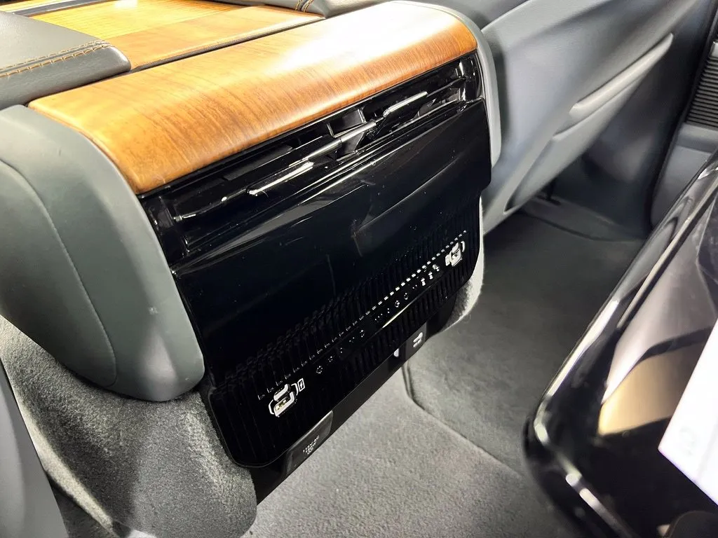Jeep Grand Wagoneer photo 22