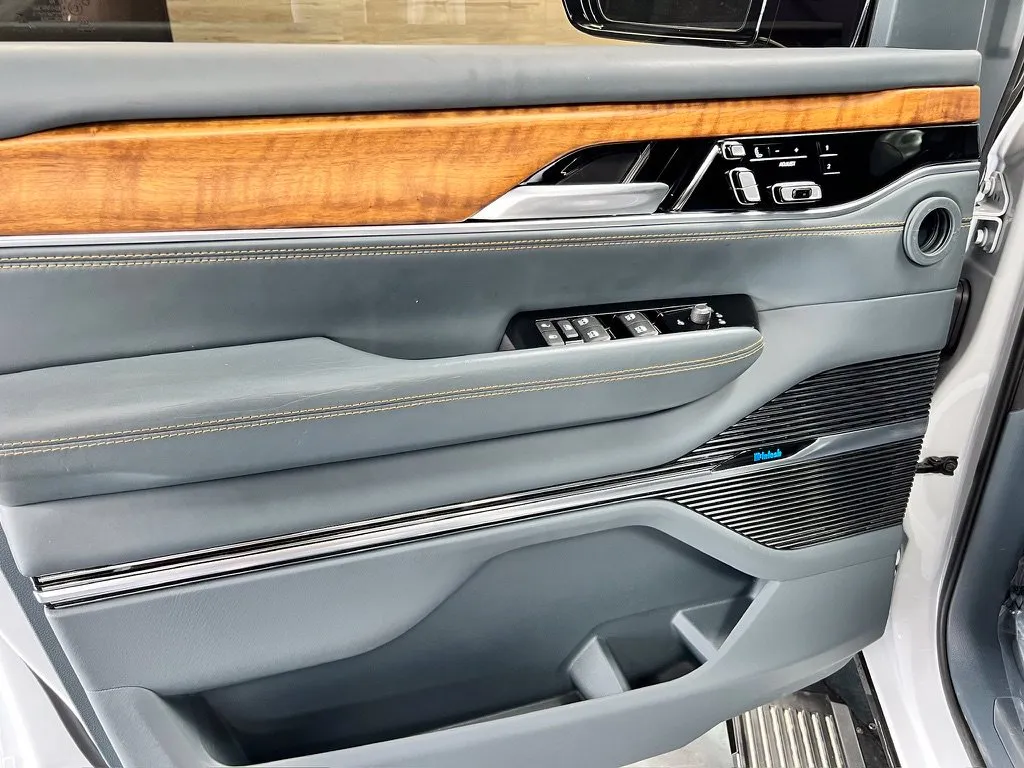 Jeep Grand Wagoneer photo 24