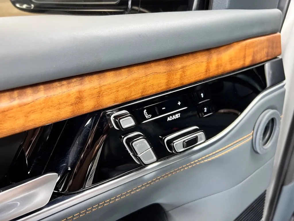 Jeep Grand Wagoneer photo 25