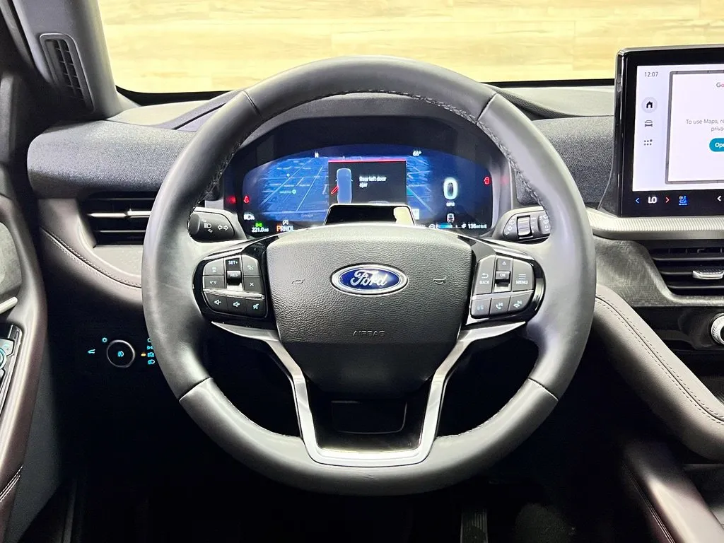 Ford Explorer photo 29