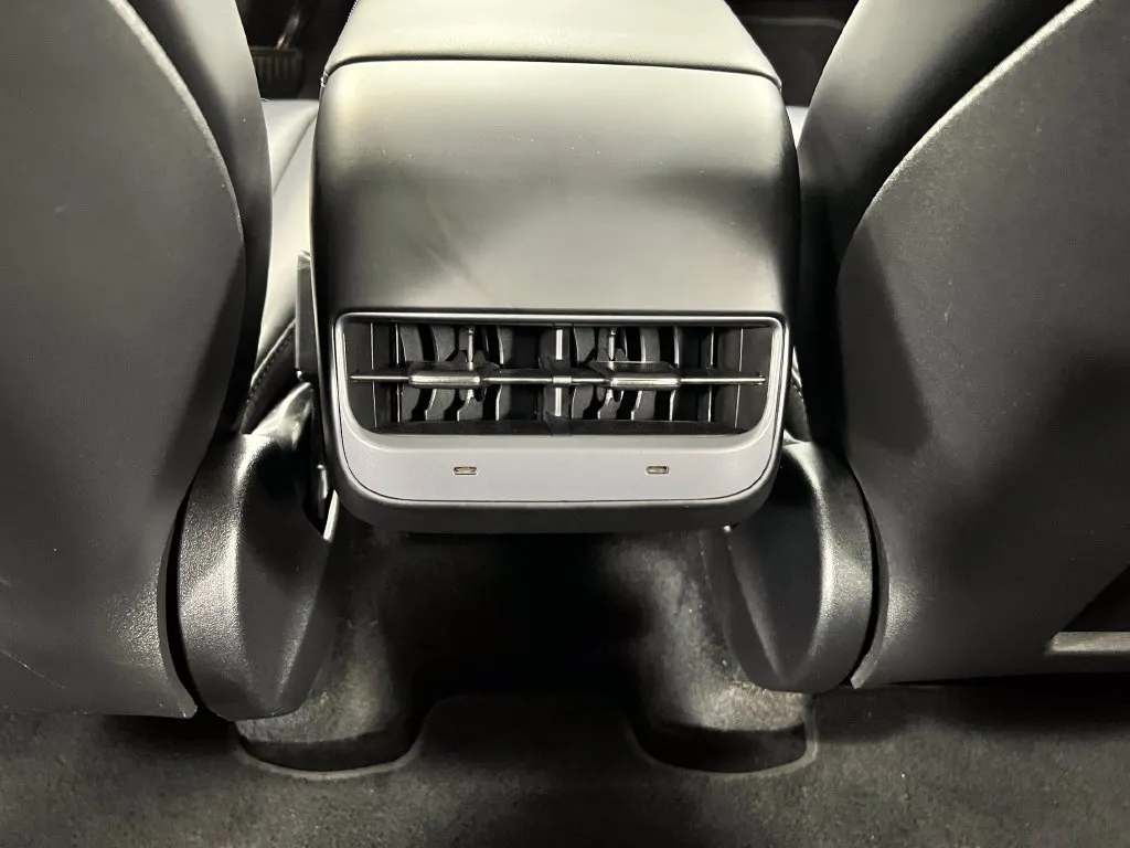 Tesla Model Y photo 24