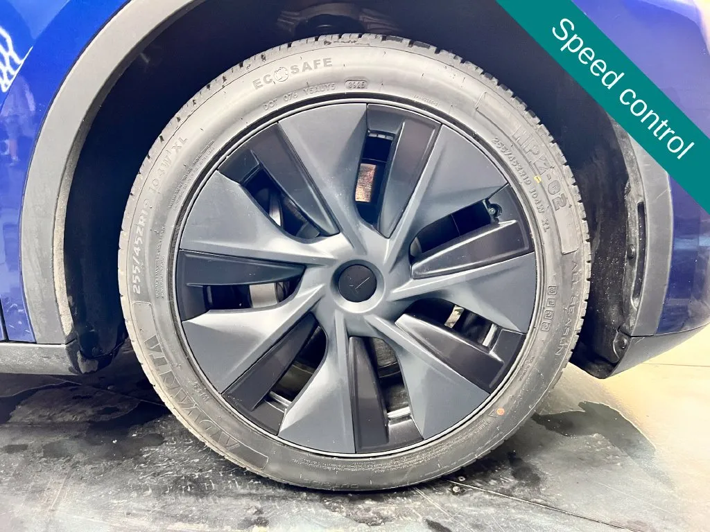 Tesla Model Y photo 10