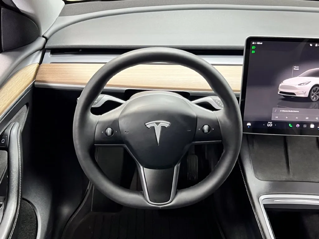 Tesla Model Y photo 23