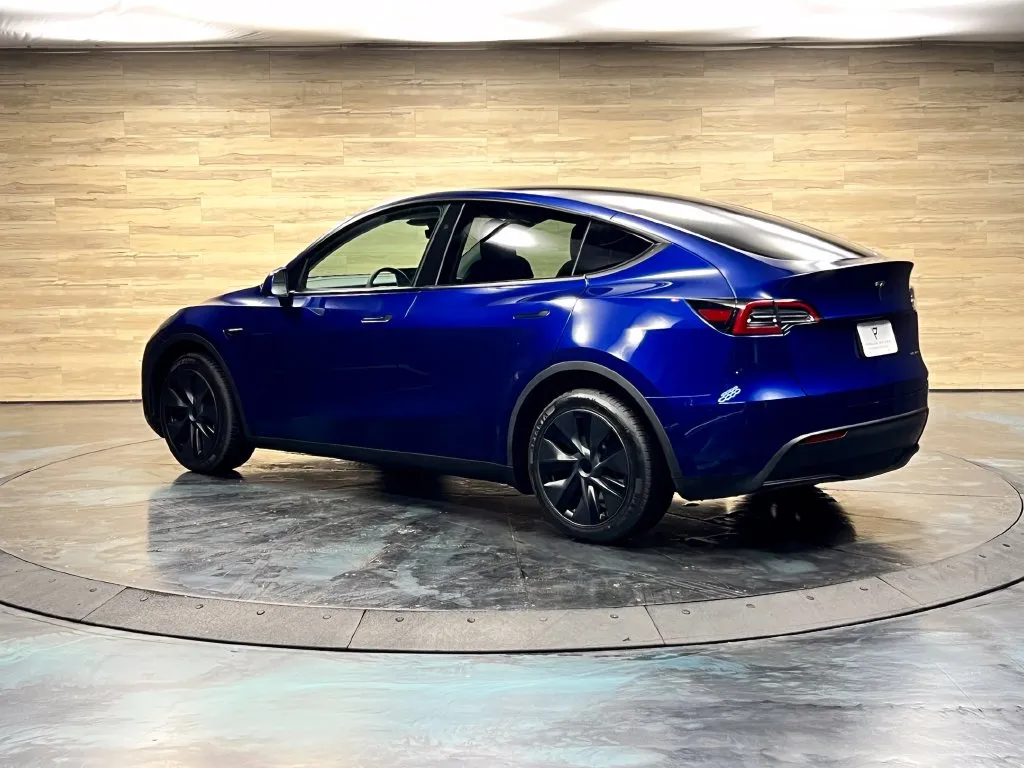 Tesla Model Y photo 14
