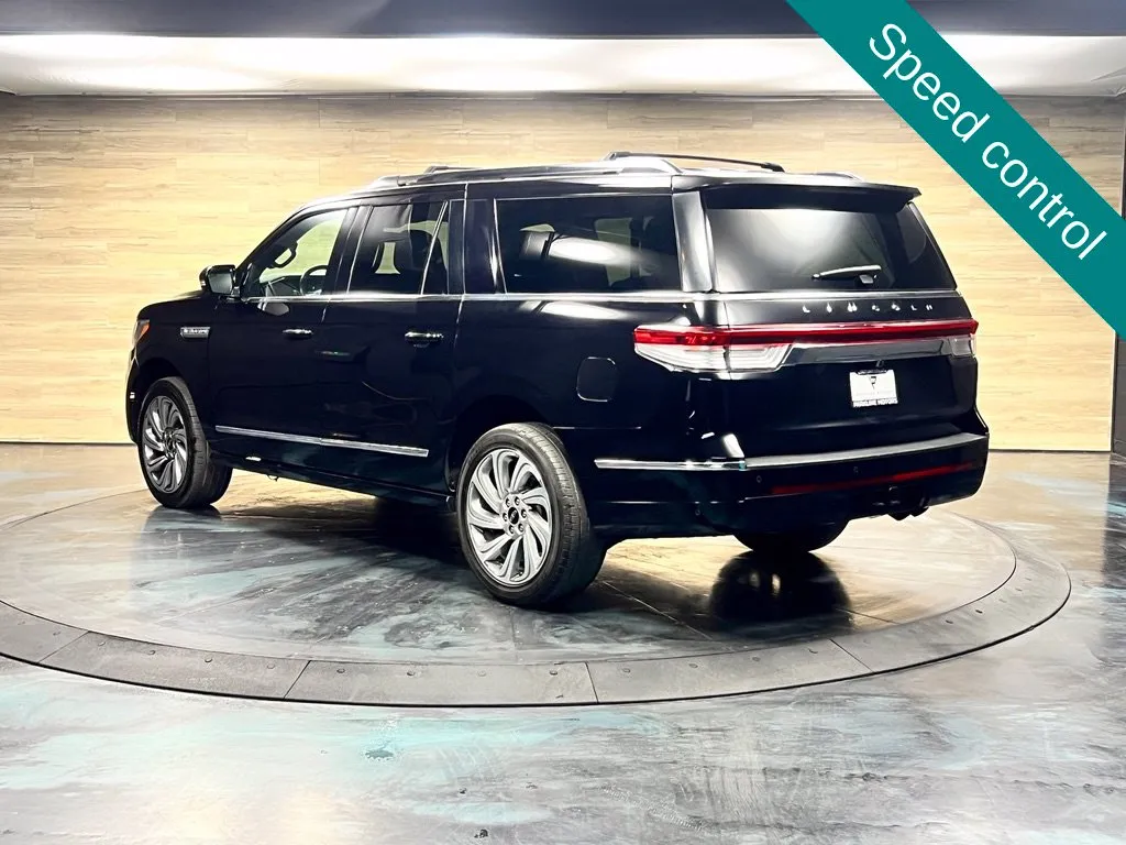 Lincoln Navigator L photo 17