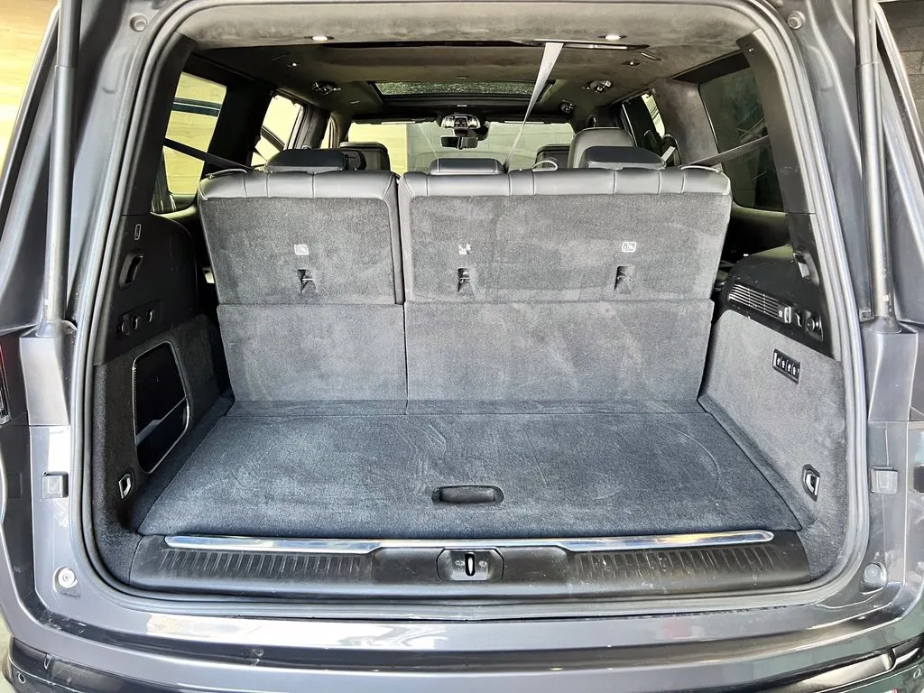 Jeep Grand Wagoneer photo 19