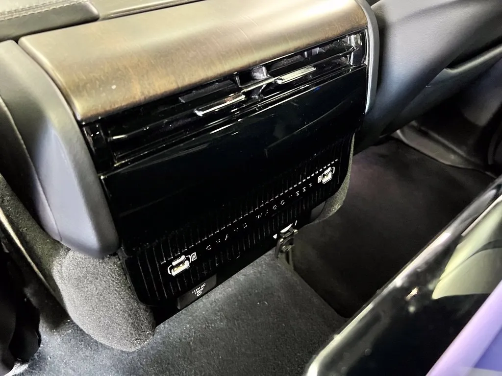 Jeep Grand Wagoneer photo 24