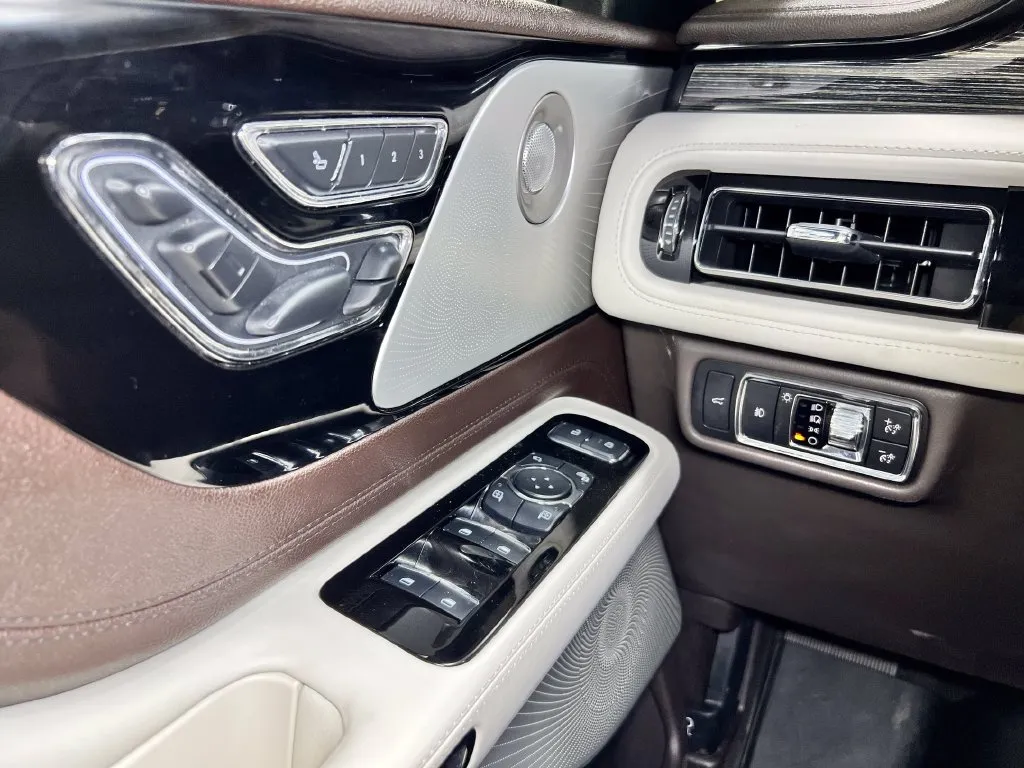 Lincoln Aviator photo 25