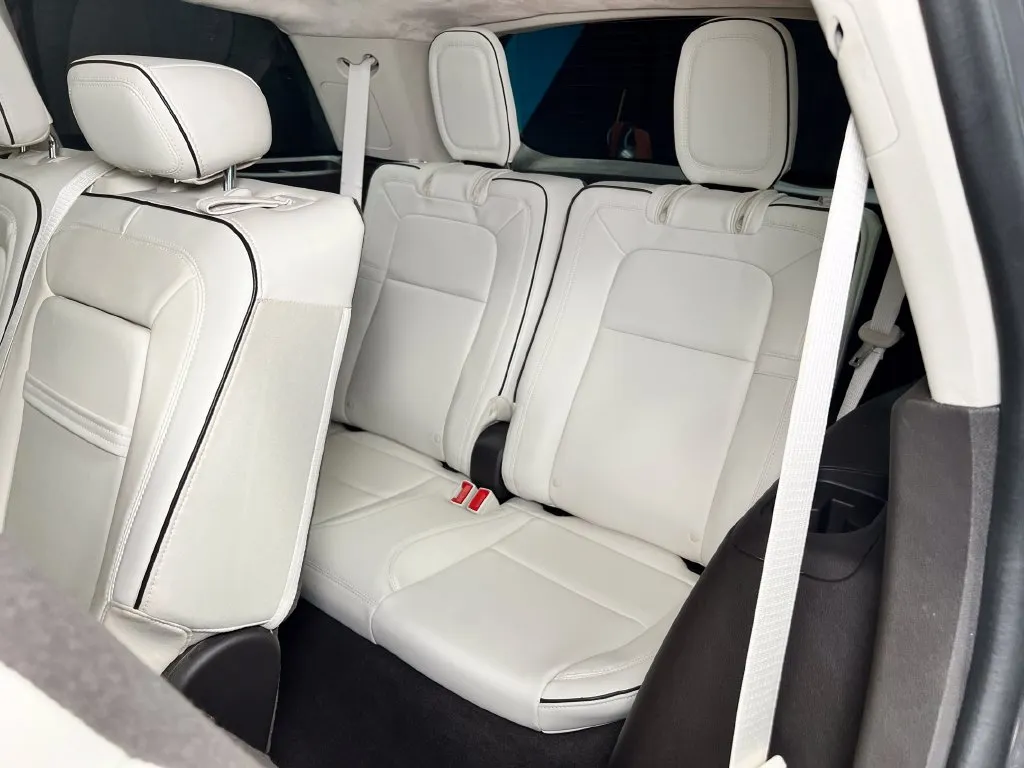 Lincoln Aviator photo 19