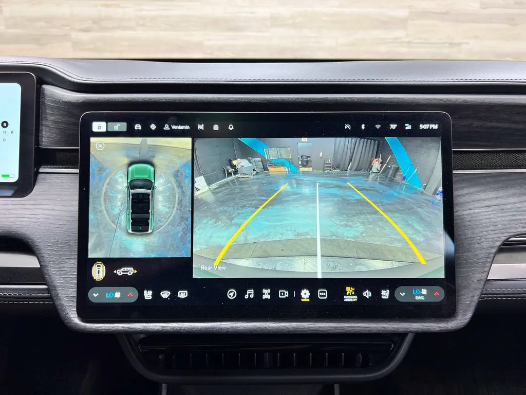 Rivian R1S photo 14