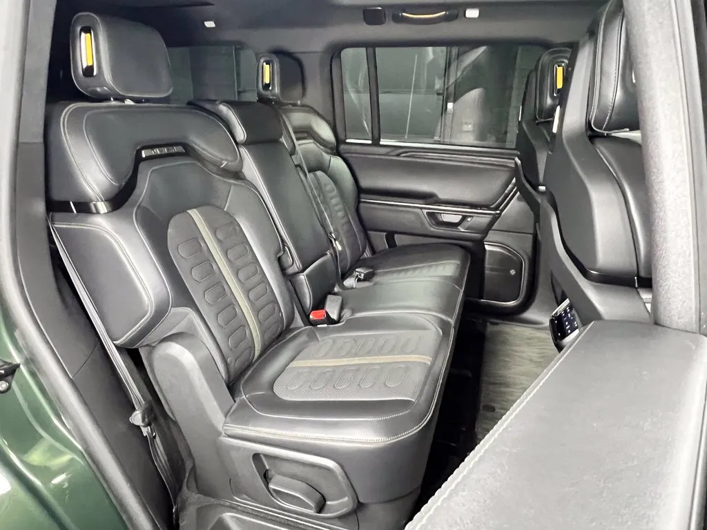 Rivian R1S photo 17