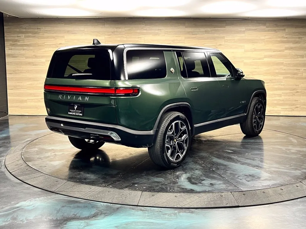 Rivian R1S photo 15