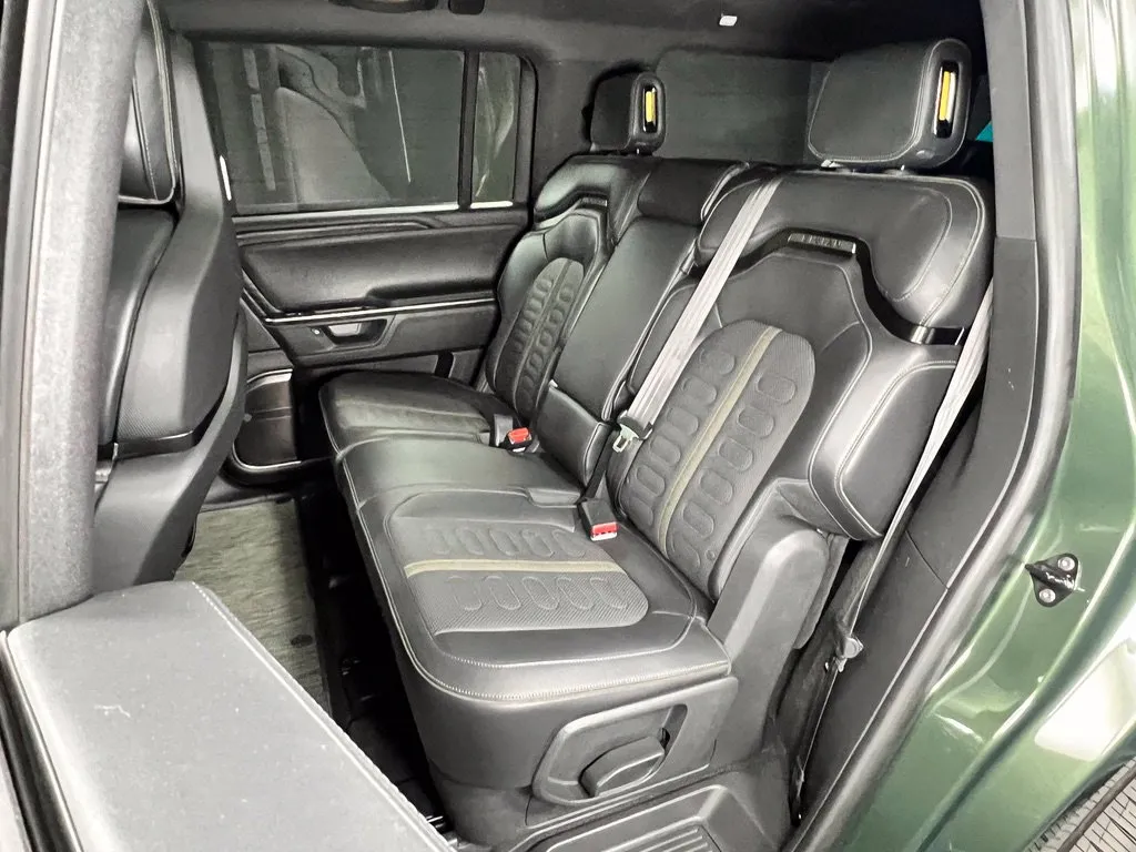 Rivian R1S photo 16