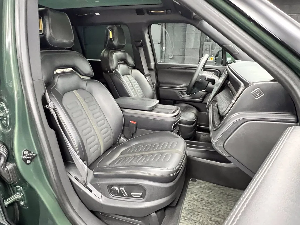 Rivian R1S photo 8