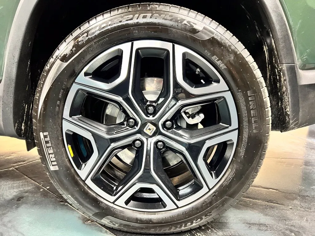 Rivian R1S photo 11